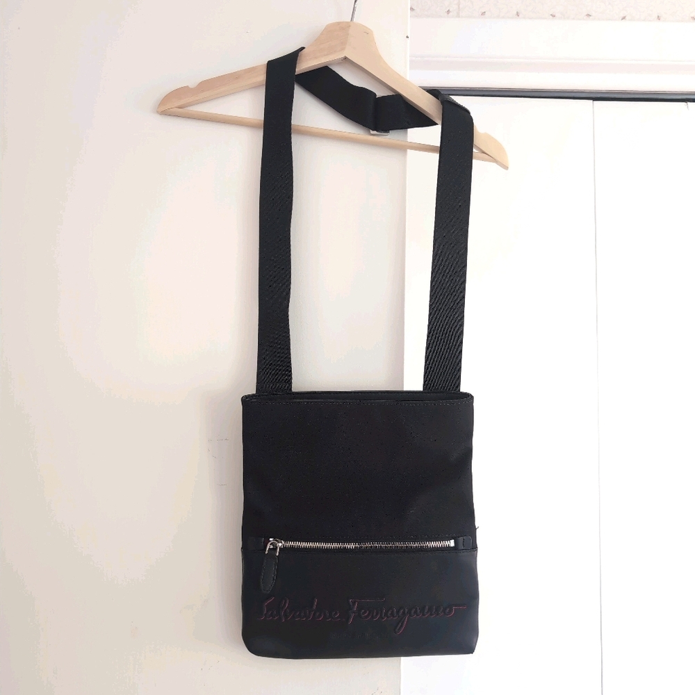 🚫SOLD🚫 Salvatore Ferragamo Black Leather Crossbody Bag with Logo Embroidery - Picture 3 of 8